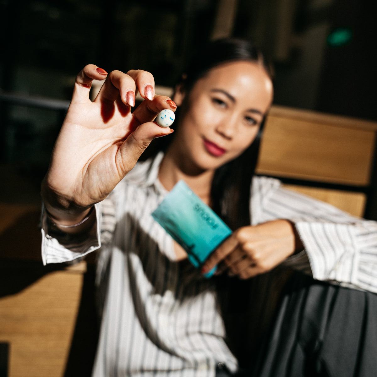 Girl holding a gum piece (by Hiflow)